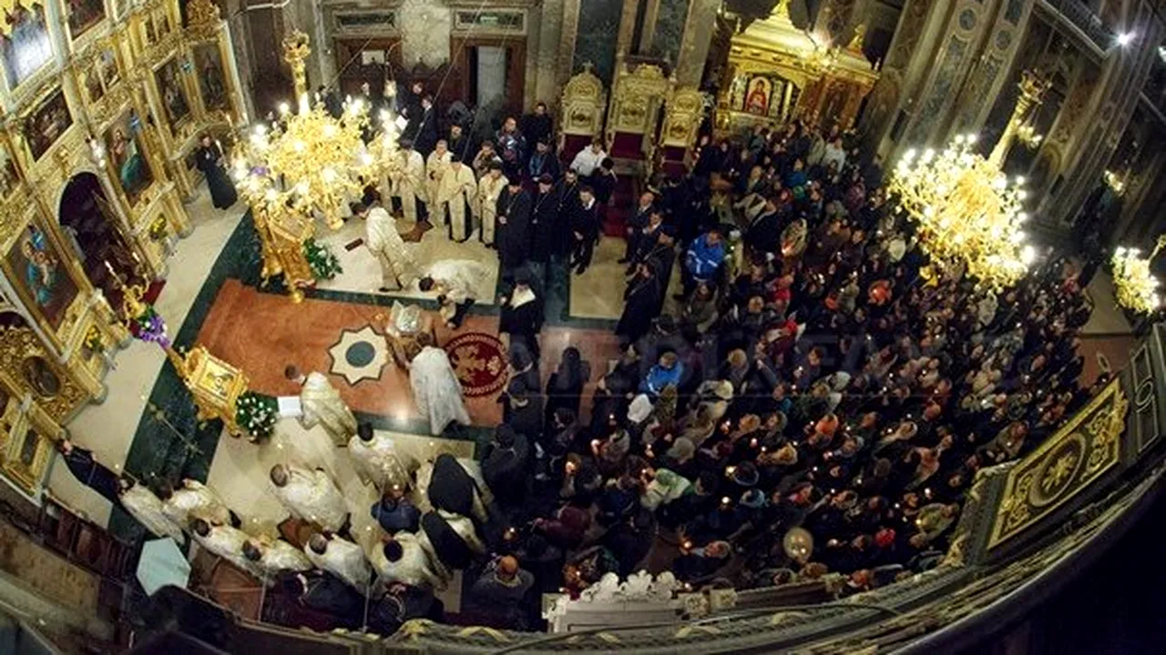 Coadă de doi kilometri la racla cu moaştele Sfintei Parascheva. 25.000 de pelerini s-au închinat deja - FOTO