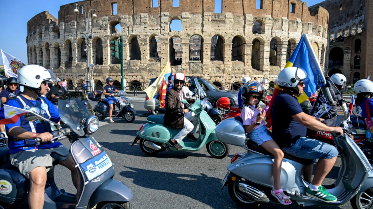 Vespa a împlinit 80 de ani. Mii de pasionați au defilat cu scuterele pe străzile Romei: „Vespa este un mod de viață”