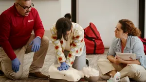 Cum începi să faci voluntariat și de ce merită. Tot mai mulți români au încredere în ONG-uri, dar puțini fac primul pas