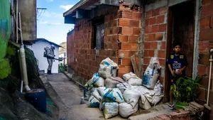 „Este un tsunami”: Covid-19 aruncă zeci de ţări din nou în sărăcie şi violenţă/ Ani de progres socio-economic ar putea fi inversaţi de criza noului coronavirus