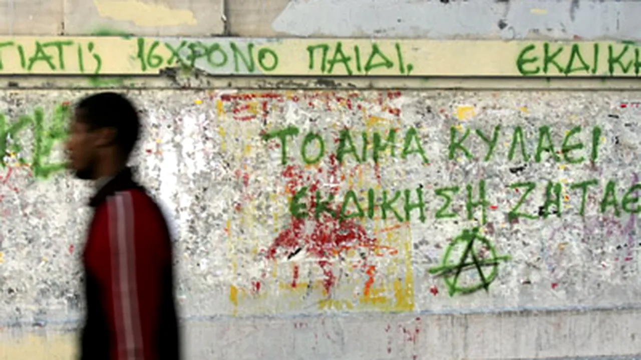 Sloganuri în limba română, pe pereţii Universităţii Tehnice din Atena, ocupată de protestatari