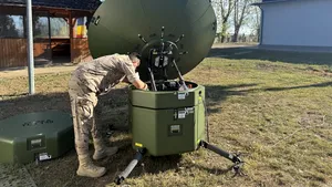 Militarii spanioli din detașamentul aerian tactic „Tigru” au instalat o antenă pentru comunicații prin satelit în România