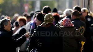 Îmbrânceli la Tribunalul Argeş: Pensionarii aflaţi la coadă au smuls o uşă din balamale, dar nu au putut depune plângeri