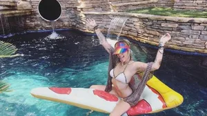 Paris, fiica lui Michael Jackson, într-o relaţie controversată cu un top-model. Cele două, surprinse sărutându-se în public