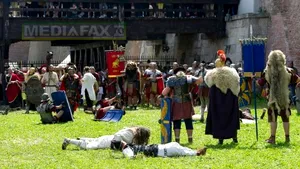 Mii de turişti la Alba Iulia, atraşi de Festivalul Roman Apulum, care a deschis sezonul turistic