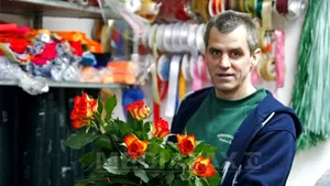 REPORTAJ: Un florar sibian care a lucrat la nunţile lui Tom Cruise şi Eros Ramazzotti face peste 500 de buchete de flori de 8 Martie - FOTO