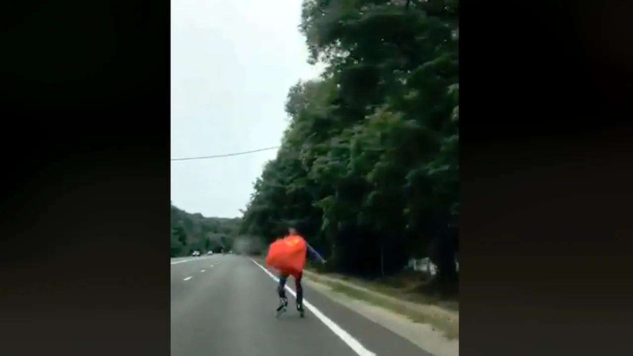 O filmare în care Poliţia opreşte un bărbat costumat în Superman a stârnit sute de comentarii pe internet | VIDEO