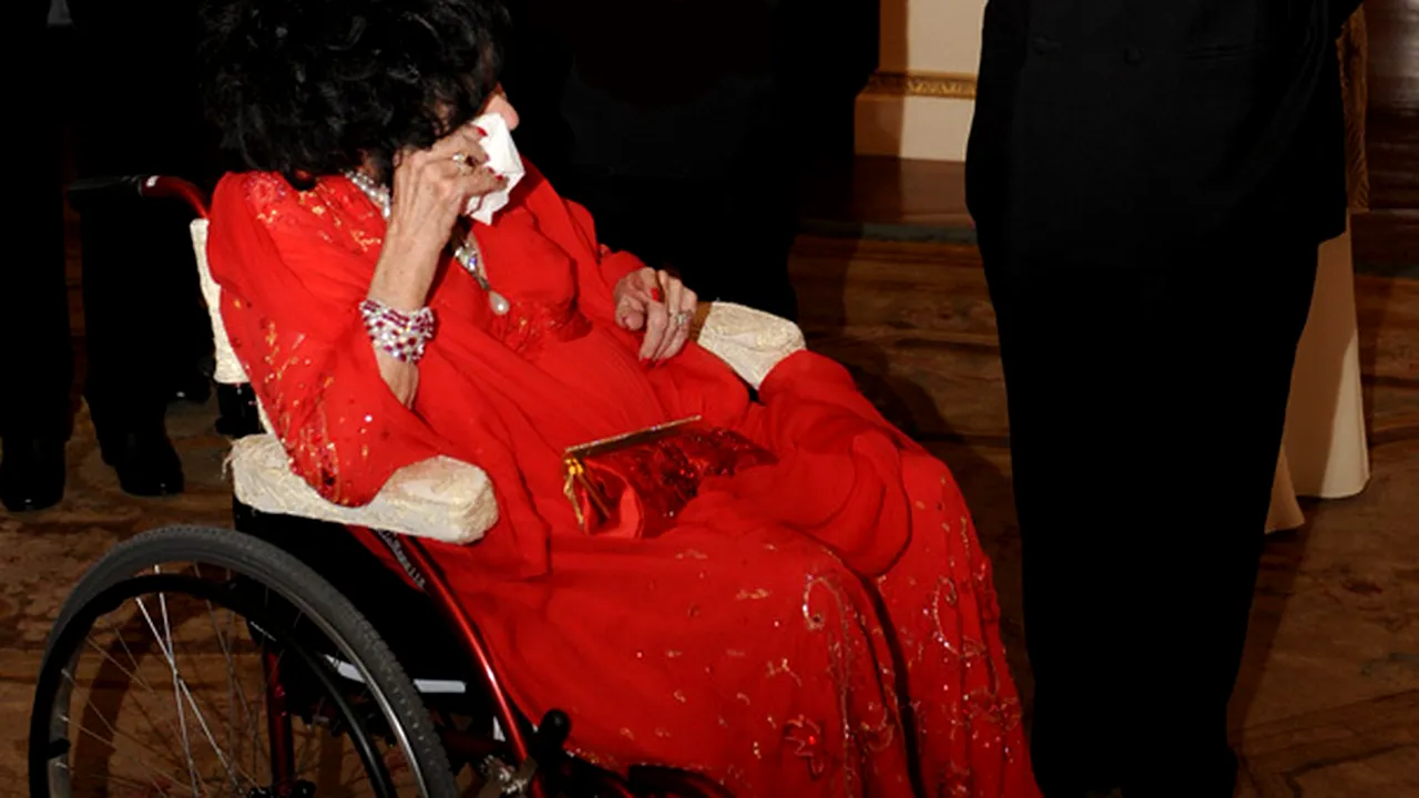 Elizabeth Taylor a plâns în faţa bustului din bronz al actorului Richard Burton