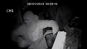 Un magazin, jefuit de două ori într-o lună de bărbaţi mascaţi/ Scenele surprinse de camera de supraveghere | VIDEO 