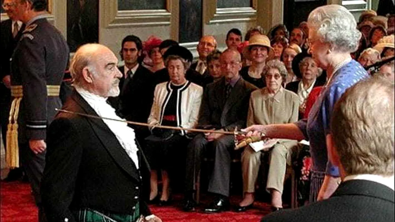 Momentul când Regina Elisabeta a II-a l-a numit Sir pe actorul Sean Connery. Povestea singurului român făcut cavaler al Imperiului

