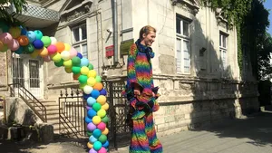 GALERIE FOTO Statui vivante şi personaje de poveste, în noul sediu al Teatrului pentru Copii, deschis după 4 ani