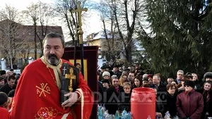 Bistriţa-Năsăud: Cruce de gheaţă înaltă de trei metri, sfinţită la Mănăstirea Piatra Fântânele - FOTO