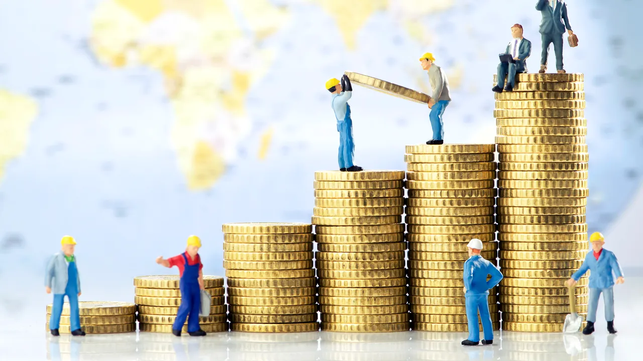 Anul nou 2019. Cele mai importante schimbări legislative care intră în vigoare la 1 ianuarie. Ce se întâmplă cu salariul minim brut, acciza pentru ţigarete şi voucherele de vacanţă