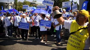 Amplu protest al sindicatelor din Educație în prima zi de școală / Mii de profesori au ajuns la Cotroceni și scandează „Dane, hai, afară, să vorbim de școală!”