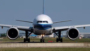 Incident şocant: Momentul în care un fost ministru de Externe, beat criţă, este dat jos din avion cu TARGA | VIDEO