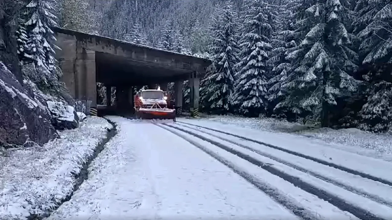 Prima zăpadă pe Transfăgărăşan şi Transalpina. Drumarii spun că deocamdată nu sunt probleme de circulaţie