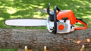 Incident sângeros în Suceava. Un copil a ajuns la spital, tăiat cu drujba pe faţă 