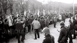 Procesiune în Capitală pentru eroii împuşcaţi la Timişoara şi incineraţi la crematoriul Cenuşa 