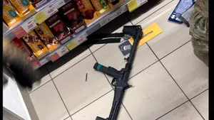 Un bărbat înarmat cu o mitralieră s-a plimbat printr-un cartier și a fost arestat la Kiev