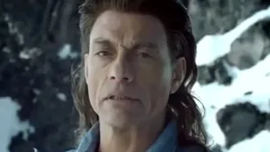 Jean Claude Van Damme imită un pinguin într-o reclamă - VIDEO