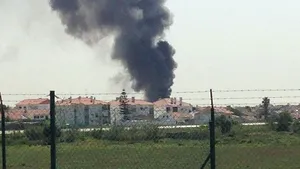 FOTO Cel puţin 5 morţi, în urma prăbuşirii unui avion în apropierea unui supermarket lângă Lisabona