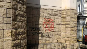 FOTO Holocaustul, negat prin inscripţii antisemite pe Sinagoga Evreiască din Cluj-Napoca. Poliţia a fost sesizată
