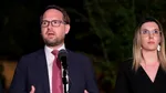 „Pare că mai vor să rămână cu un picior înăuntru”. Dominic Fritz, despre retragerea PSD din guvern