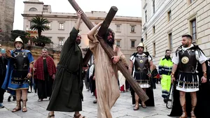 Scandal la Vatican - Două femei din Rusia şi Ucraina, chemate să poarte împreună o cruce în timpul procesiunii din Vinerea Mare 