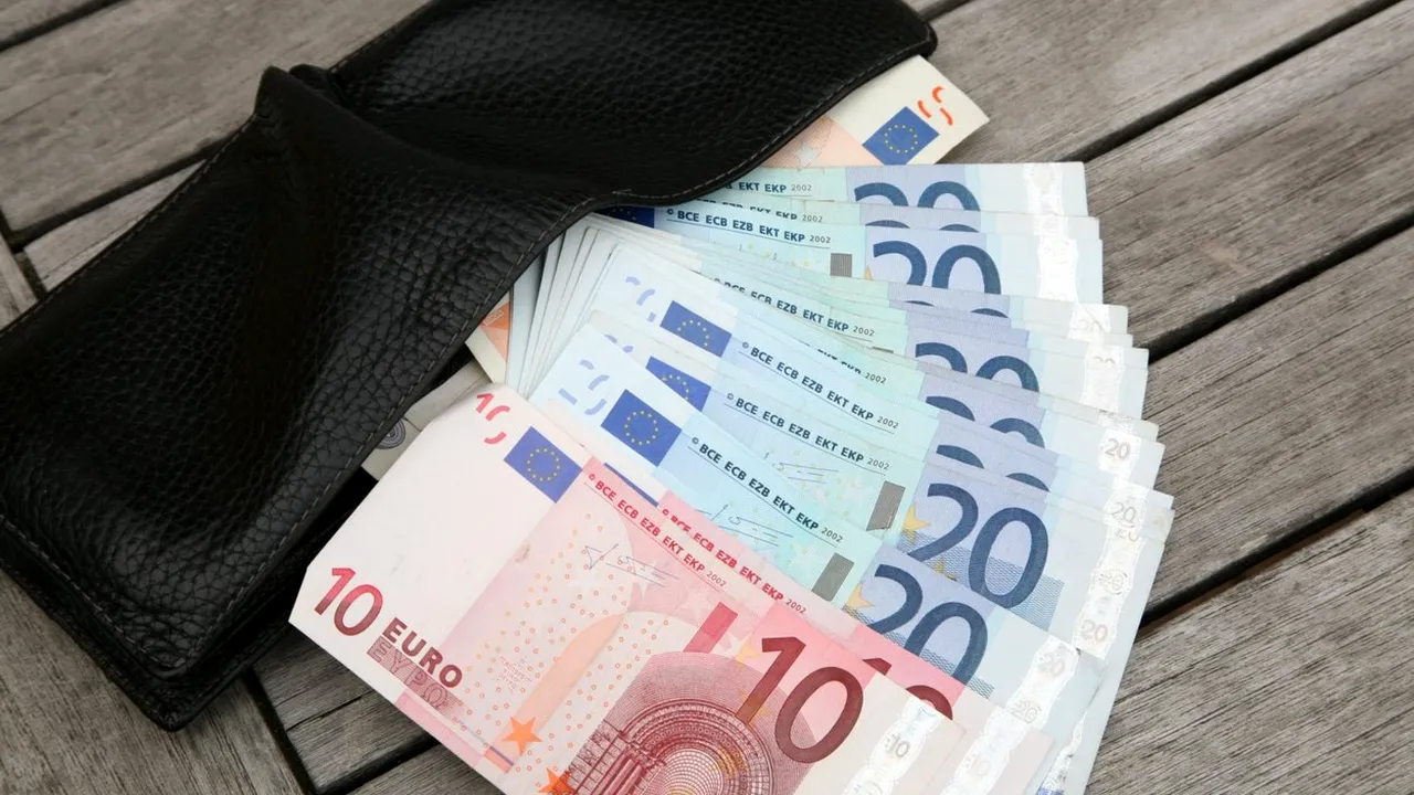 Euro este pe punctul de a depăşi paritatea cu dolarul, acţiunile scad din nou