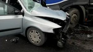 Trei copii şi mama lor au fost răniţi într-un grav accident, după ce două autoturisme şi un tir s-au ciocnit 