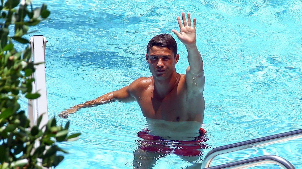 FOTO Cristiano Ronaldo, şedinţă foto NUD. Cum au reacţionat fanele