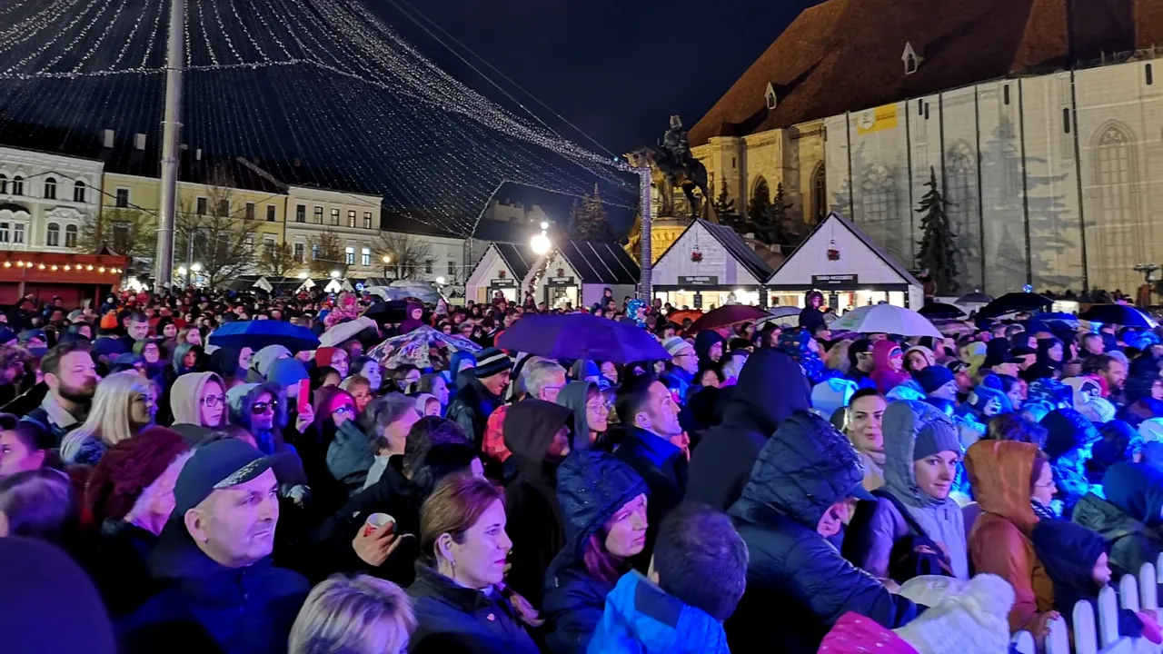 Carusel cu 3.000 de luminiţe şi patinoar în jurul statuii lui Matei Corvin, la Târgul de Crăciun de la Cluj-Napoca - FOTO, VIDEO