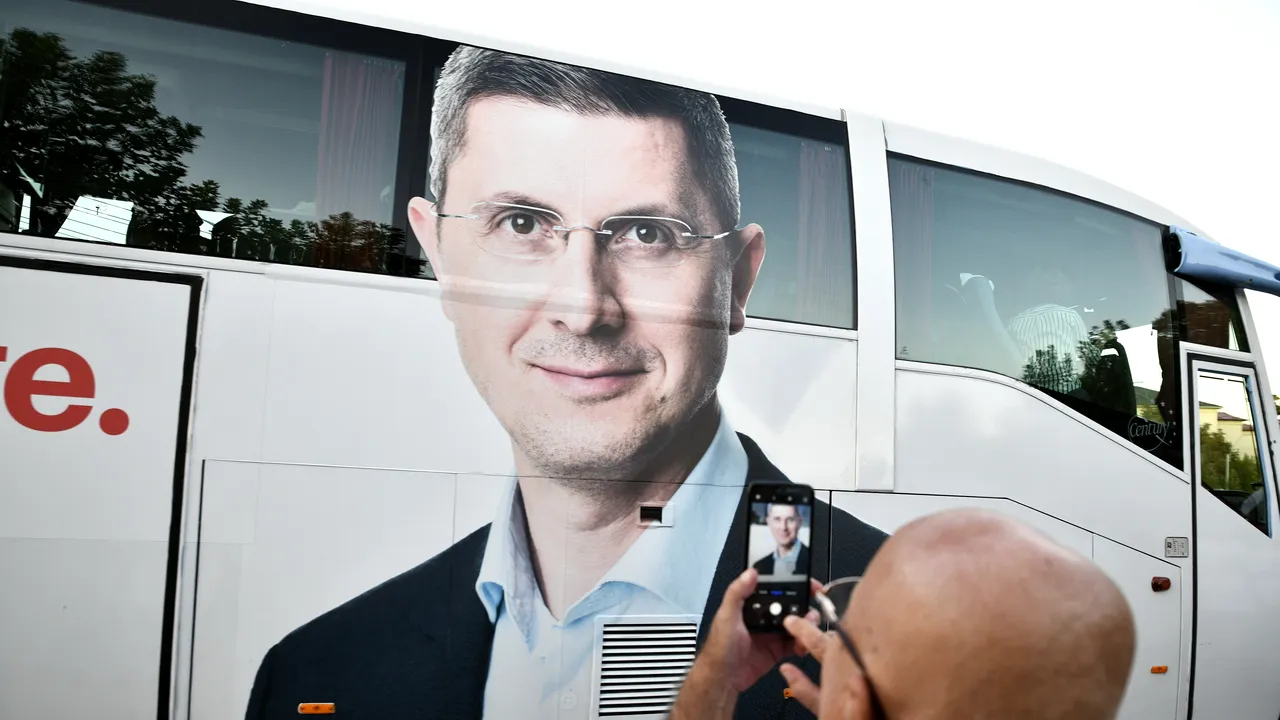 BEC a decis că maşinile cu însemnele electorale ale lui Dan Barna nu sunt legale în campania electorală