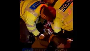 Poliţişti din Craiova, agresaţi de mai multe persoane. Un agent a ajuns la spital