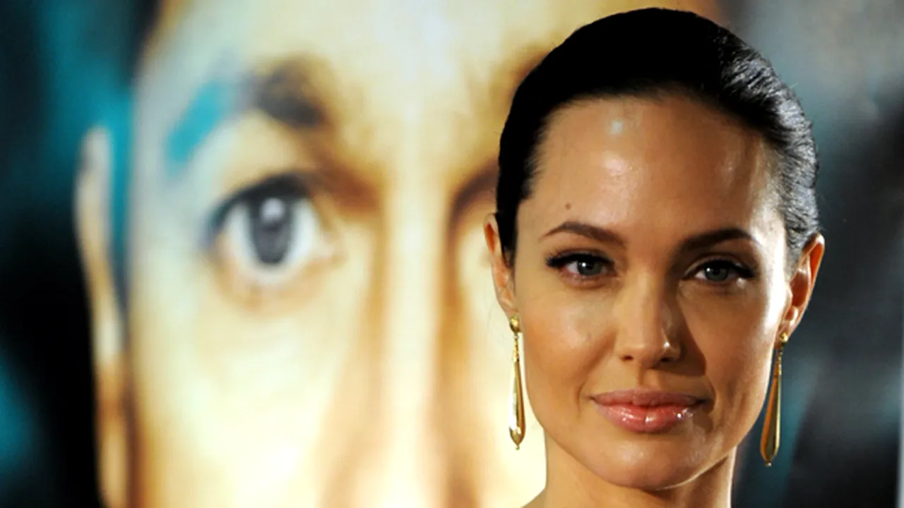 Angelina Jolie are cele mai frumoase buze de la Hollywood - GALERIE FOTO