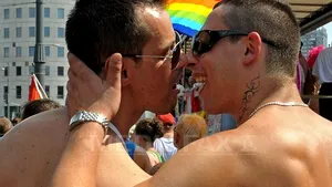 Italia: Îndemn de organizare a unei zile a sărutului gay în public