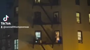 Spectacol de la balcon. Mai mulţi muzicieni cântă împreună, într-un video viral 
