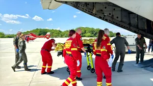 Doi tineri cu arsuri grave au fost transferați de urgență în Belgia și Germania. Misiune medicală complexă desfășurată cu o aeronavă militară