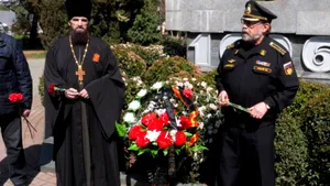 Înmormântare navei amiral. Ruşii au depus coroane şi au ţinut momente de reculegere la Sevastopo în memoria navei Moskva
