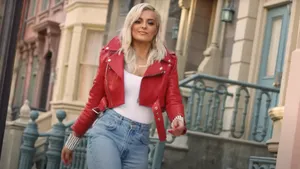 O cântăreaţă a fost rănită în timpul unui concert după ce un spectator a lovit-o cu un telefon mobil aruncat spre capul ei