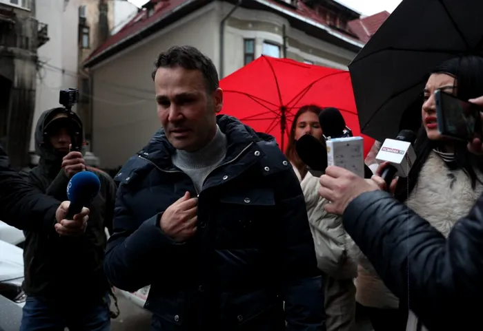 Exclusiv Interceptări DNA. Primarul Robert Negoiță, dat de gol de apropiații săi: “De luni știa de aia cu DNA-ul”/ “Să vină ăștia să întrebe de dosare”/ “Nimeni nu e șmecher forever”/ “Bă, nene, sunteți nebuni la cap? Bă, se duce naibii, îți bubuie între cartiere. Se întâmplă nenorocire ca la Rahova și dai dracu de belea”. Edilul sectorului 3 ar fi ignorat avertismentele Transgaz, CSU, DNA vorbește despre “risc de explozie”. Alte 11 străzi, asfaltate ilegal în S3. În dosar este vizat și nepotul lui Robert Negoiță