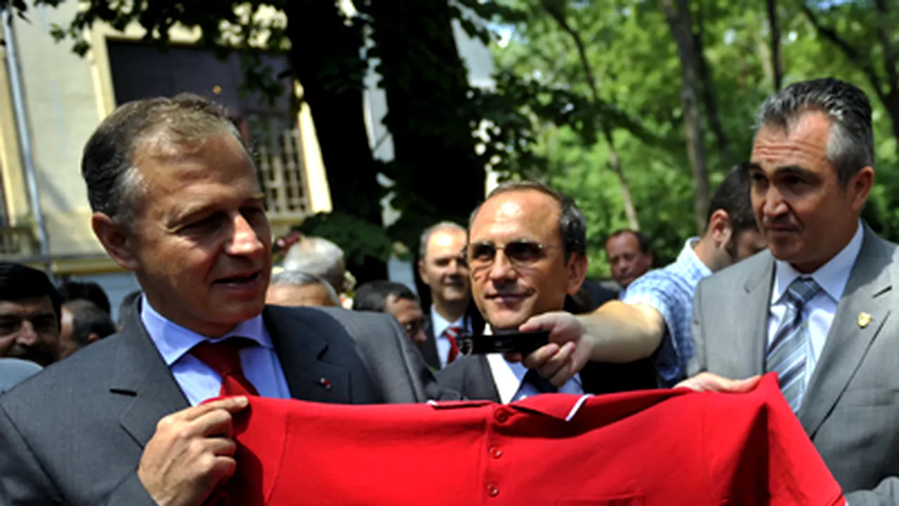 Geoană a primit, de ziua lui, multe cadouri cu dedicaţie pentru alegerile prezidenţiale