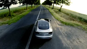 Cauza celui mai recent accident Tesla, când un Model 3 a lovit din spate o maşină de poliţie