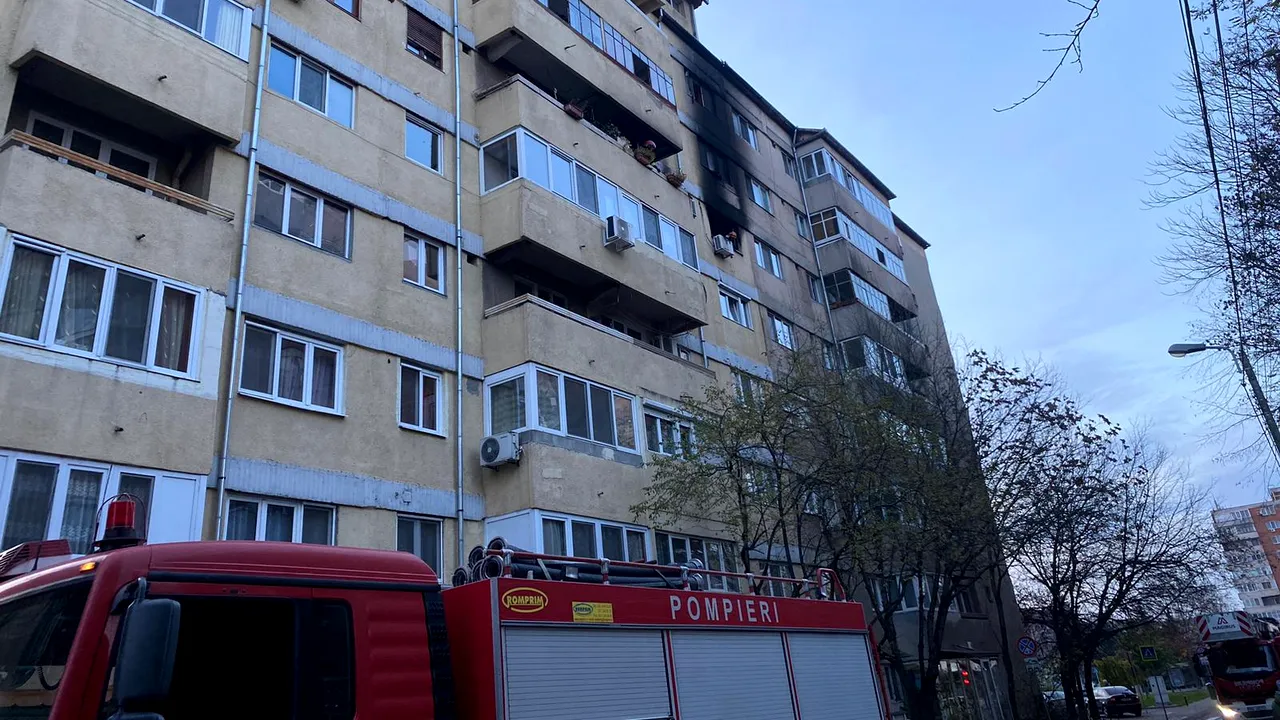 Incendiu violent la un apartament din Oradea. Zece persoane au fost evacuate, una a ajuns la spital