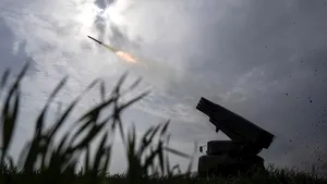Războiul din Ucraina, ziua 411. Armistiţiu de Paştele ortodox? / Franţa nu este dorită de ruşi ca mediator, fiind socotită parte din conflict / Gara din Mariupol, pusă la pământ / 670 de militari ruşi, omorâţi duminică / Schimb de prizonieri