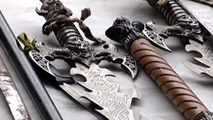 Depozit de arme albe descoperit în casa unei femei: Peste 3.700 de săbii, macete, securi şi cuţite au fost ridicate de poliţişti - FOTO, VIDEO