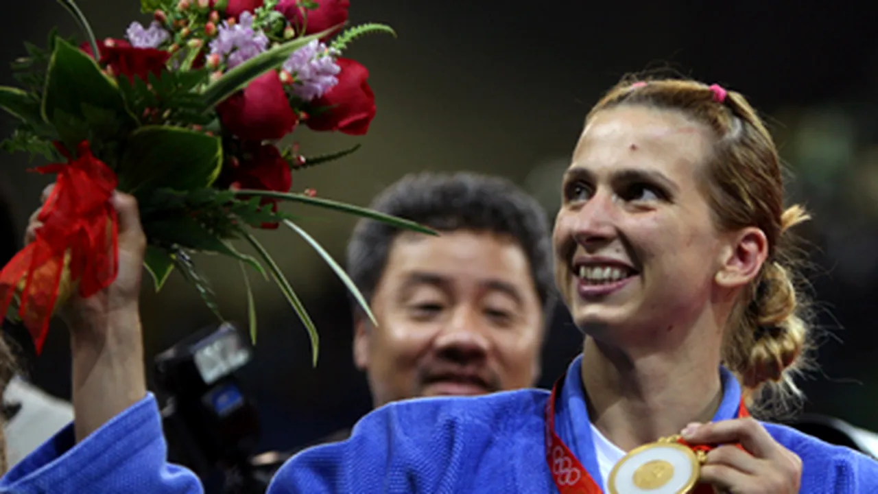 Sportivi români medaliaţi, dar şi oficialităţi, la Ziua României la JO