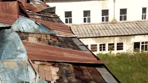 Primul centru de recuperare a veteranilor şi militarilor răniţi, puternic afectat de ploi: Acoperişul clădirii a fost smuls, iar interiorul inundat | FOTO