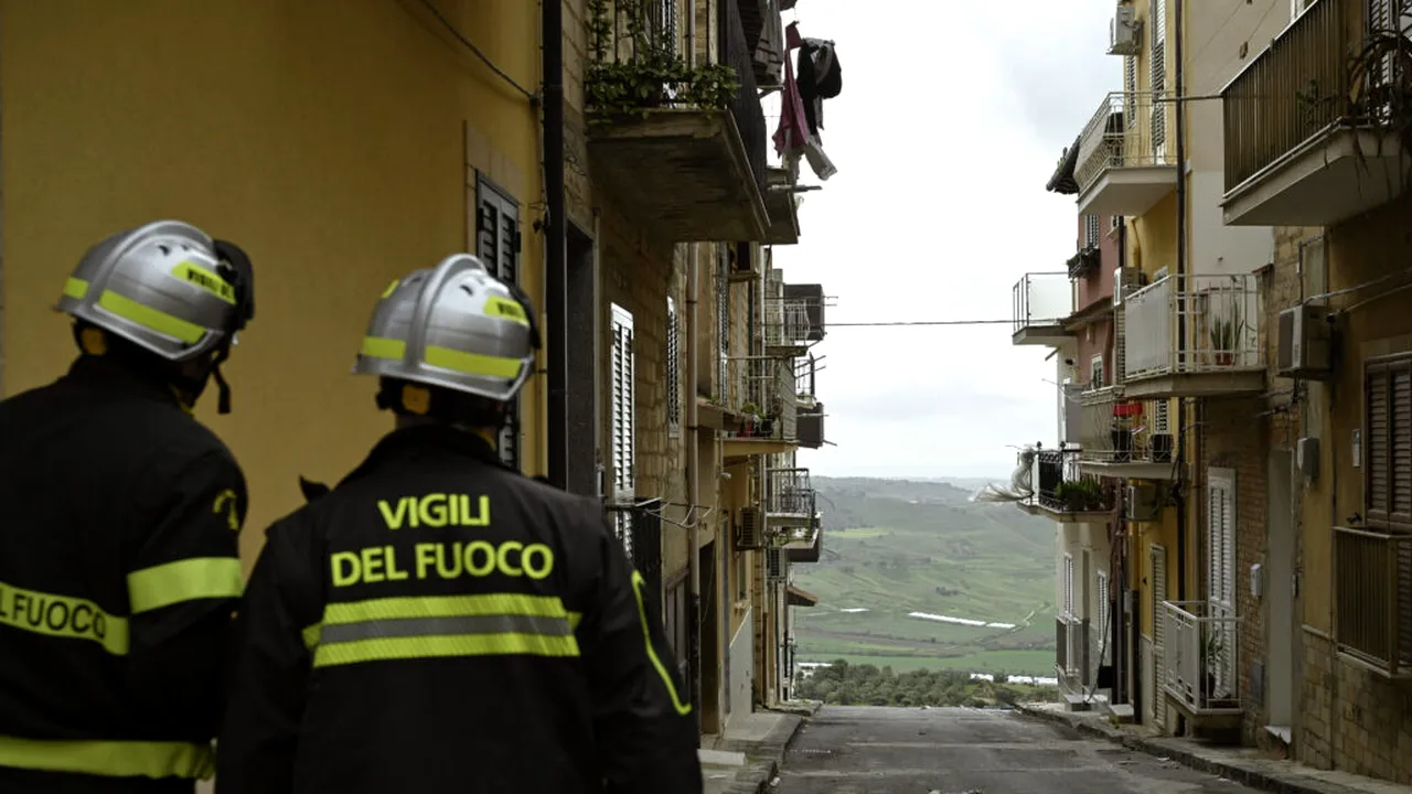 Pompierii din Sicilia au salvat 400 de cărți rare dintr-o bibliotecă după o alunecare de teren