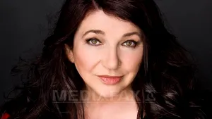 O scrisoare a cântăreţei Kate Bush către un fan, vândută pentru 11.200 de dolari la o licitaţie